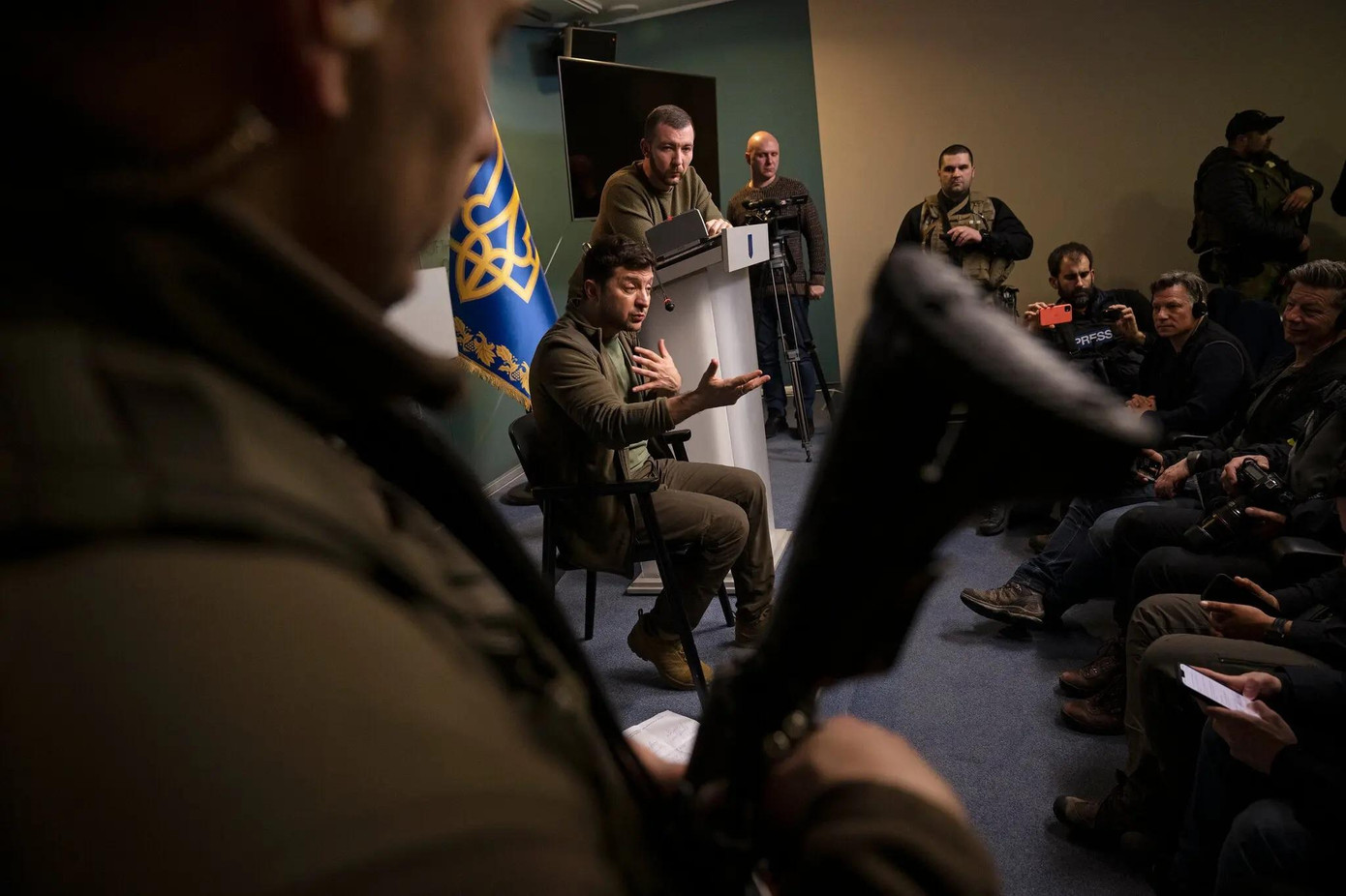 Tổng thống Ukraine Volodymyr Zelensky nói chuyện với các nhà báo, xung quanh là nhiều binh sĩ ôm súng trường. Ảnh: New York Times. Tổng thống Ukraine Volodymyr Zelensky nói chuyện với các nhà báo, xung quanh là nhiều binh sĩ ôm súng trường. Ảnh: New York Times.