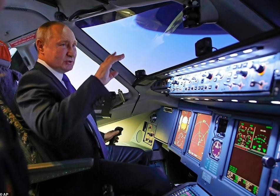 Tổng thống Nga Vladimir Putin ngồi trong buồng lái của một máy bay mô phỏng khi ông đến thăm Trường Hàng không Aeroflot bên ngoài Mátxcơva ngày 5/3. Ảnh: AP.