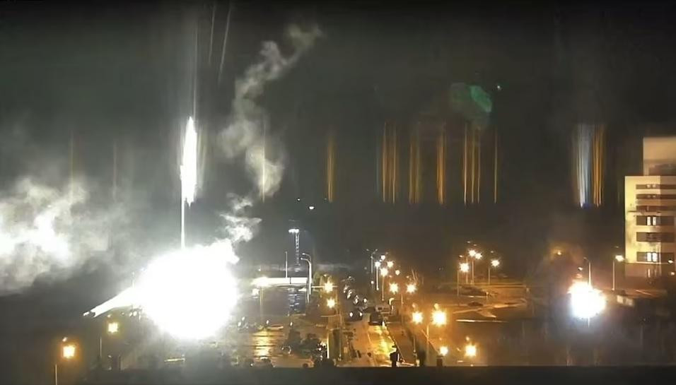 Lửa cháy tại nhà máy điện hạt nhân Zaporizhzhia ở tỉnh Zaporizhzhia của Ukraine (ảnh cắt từ nguồn livestream). Nguồn: Online Mail.