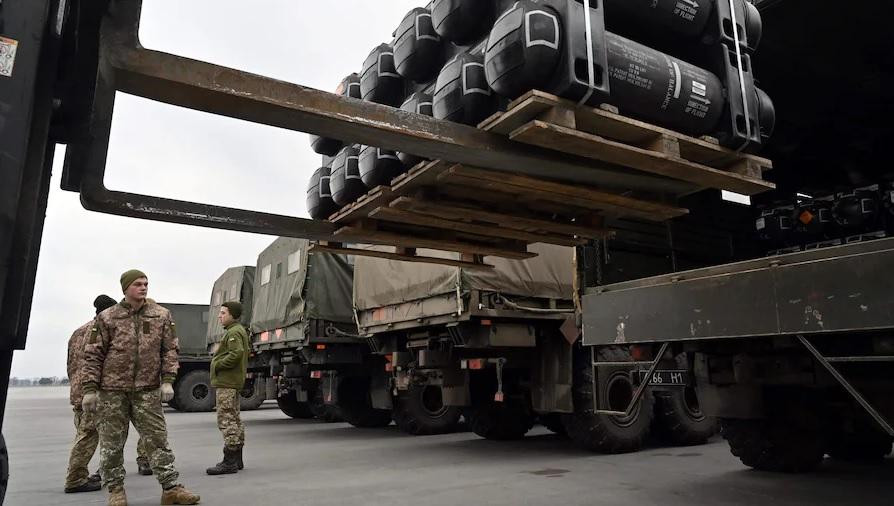 Các nhân viên quân sự Ukraine chất vũ khí Mỹ lên xe tải tại sân bay Boryspil của thủ đô Kiev ngày 11/2. Ảnh: Getty Images. Các nhân viên quân sự Ukraine chất vũ khí Mỹ lên xe tải tại sân bay Boryspil của thủ đô Kiev ngày 11/2. Ảnh: Getty Images.