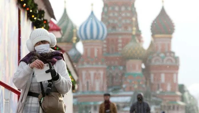 Một du khách đeo khẩu trang trên Quảng trường Đỏ ở thủ đô Mátxcơva của Nga. Ảnh: Bloomberg.