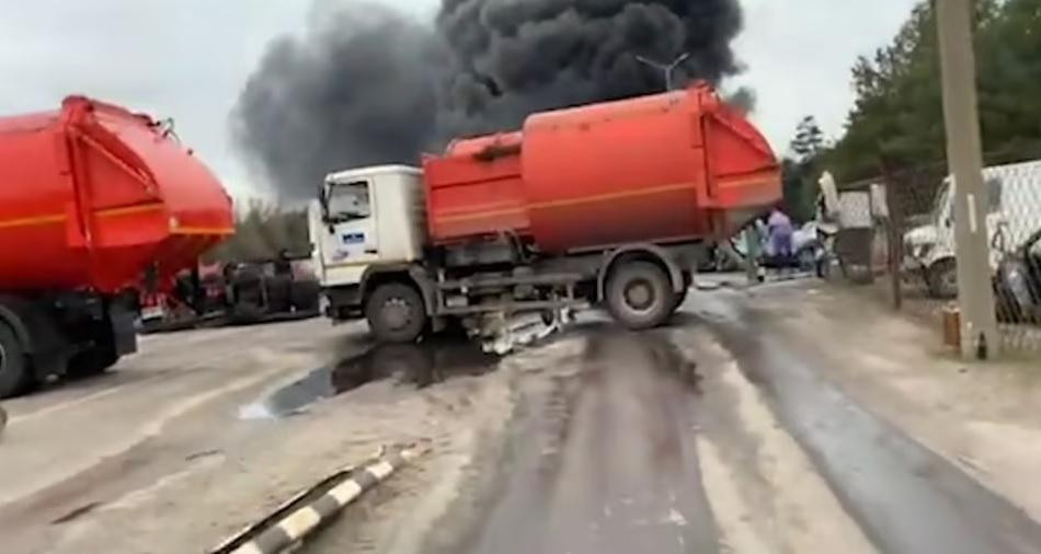 Khói lửa được nhìn thấy trên tuyến đường chính dẫn đến nhà máy điện hạt nhân Zaporizhzhia. Nguồn: Mail Online.