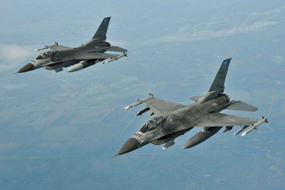 Mỹ đang xây dựng kế hoạch chuyển máy bay chiến đấu F-16 tới Ba Lan rồi Ba Lan chuyển cho Ukraine. Ảnh: Military. Mỹ đang xây dựng kế hoạch chuyển máy bay chiến đấu F-16 tới Ba Lan rồi Ba Lan chuyển cho Ukraine. Ảnh: Military.