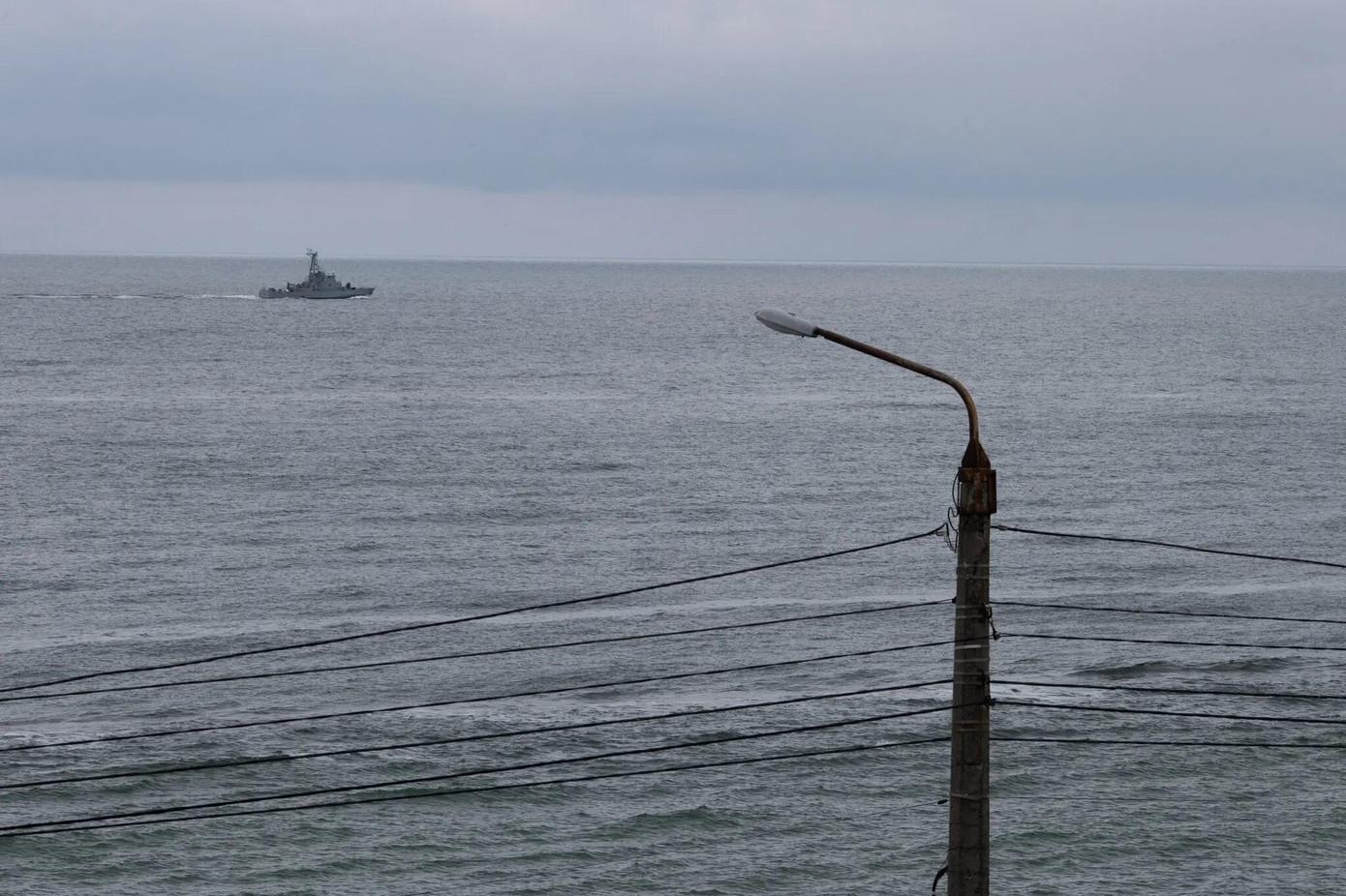 Một tàu chiến Ukraine ngoài khơi bờ biển thành phố Odessa hôm 3/3. Ảnh: New York Times. Một tàu chiến Ukraine ngoài khơi bờ biển thành phố Odessa hôm 3/3. Ảnh: New York Times.