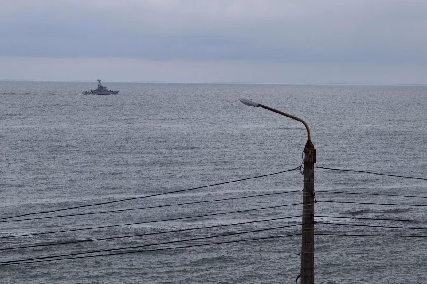 Một tàu chiến Ukraine ngoài khơi bờ biển thành phố Odessa hôm 3/3. Ảnh: New York Times.