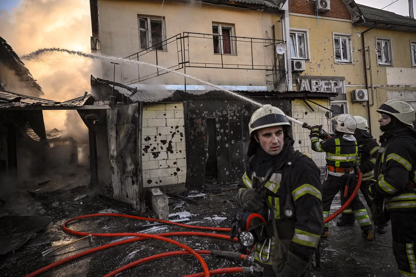 Lính cứu hỏa dập đám cháy sau một đợt pháo kích ở thủ đô Kiev của Ukraine ngày 12/3. Ảnh: Getty Images.