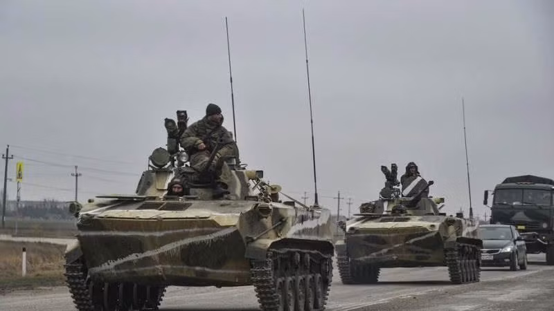 Lực lượng Nga tấn công thành phố Kherson ở miền nam Ukraine đêm thứ Hai. Ảnh: EPA.