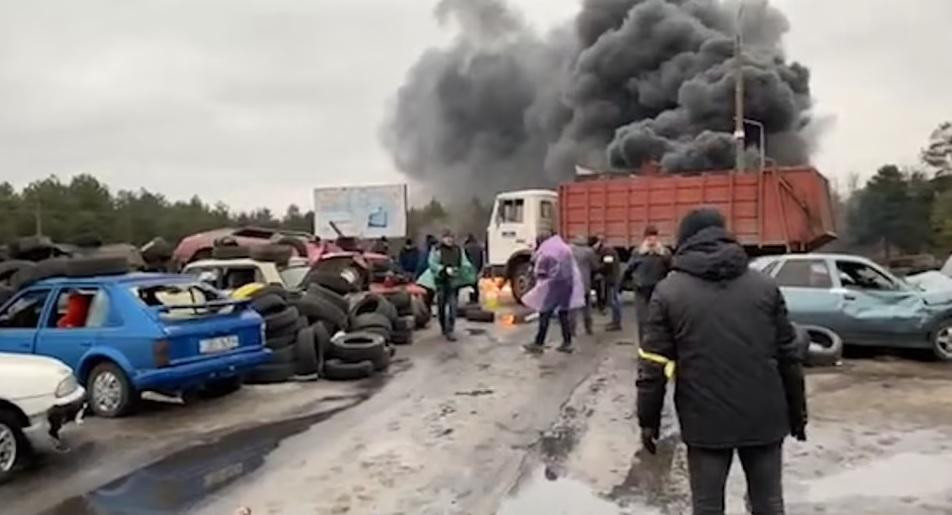 Khói lửa ở khu vực gần nhà máy điện hạt nhân lớn nhất châu Âu. Nguồn: Mail Online. Khói lửa ở khu vực gần nhà máy điện hạt nhân lớn nhất châu Âu. Nguồn: Mail Online.