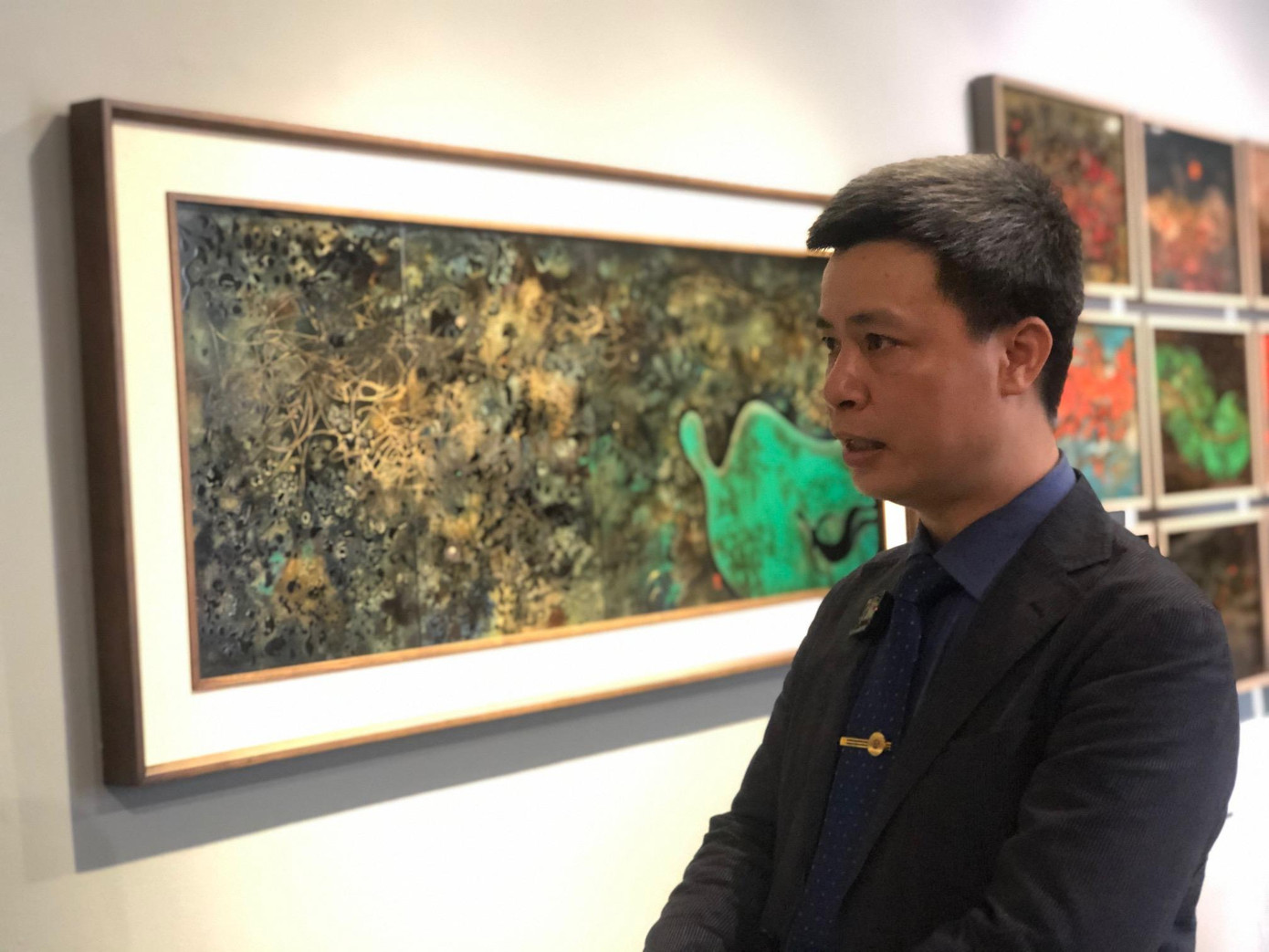 Họa sĩ Triệu Khắc Tiến (SN 1977) trả lời phỏng vấn báo chí sáng 25/3. Ảnh: Thái An. Họa sĩ Triệu Khắc Tiến (SN 1977) trả lời phỏng vấn báo chí sáng 25/3. Ảnh: Thái An.