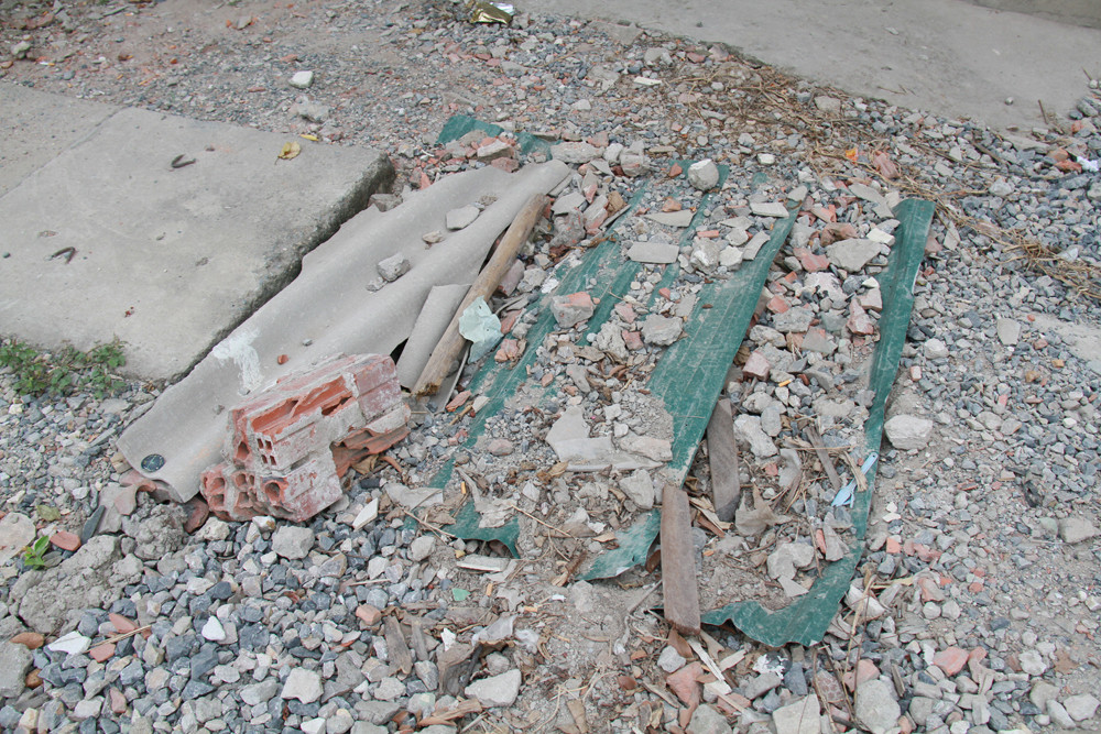 Một tấm tôn mỏng che phủ chiếc cống không có nắp. Ảnh: Trường Phong