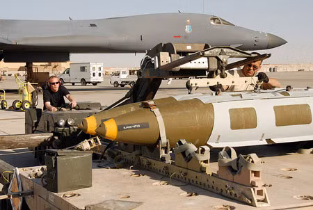 Chuẩn bị lắp đặt bom JDAM trên máy bay ném bom B-1 