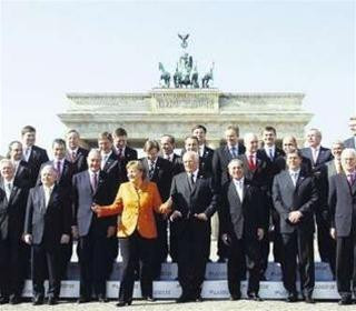 “Đại gia đình EU” trước cổng Brandenburg