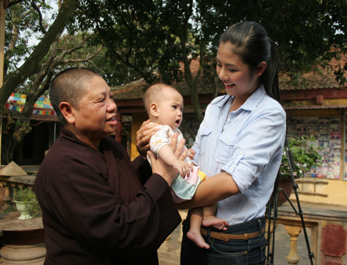 Bé gái - kết quả của tình yêu của mảnh đời từng nuôi dưỡng trong trung tâm, được sư thầy Đàm Dược và hoa hậu Ngọc Hân nâng niu