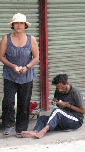 Hai đối tượng lột xác và đếm tiền cách khu chợ chưa đầy 100m. Ảnh: Tuổi Trẻ Hai đối tượng lột xác và đếm tiền cách khu chợ chưa đầy 100m