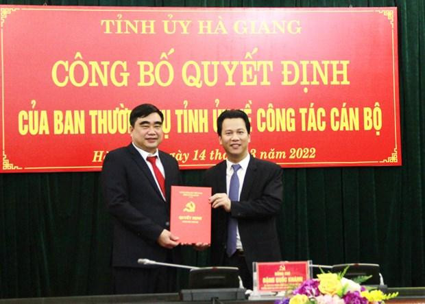 Bí thư Tỉnh ủy Hà Giang Đặng Quốc Khánh trao quyết định của Ban thường vụ Tỉnh ủy bổ nhiệm Trưởng ban Nội chính Tỉnh ủy cho ông Hoàng Đình Phới. (Nguồn: hagiangtv.vn)