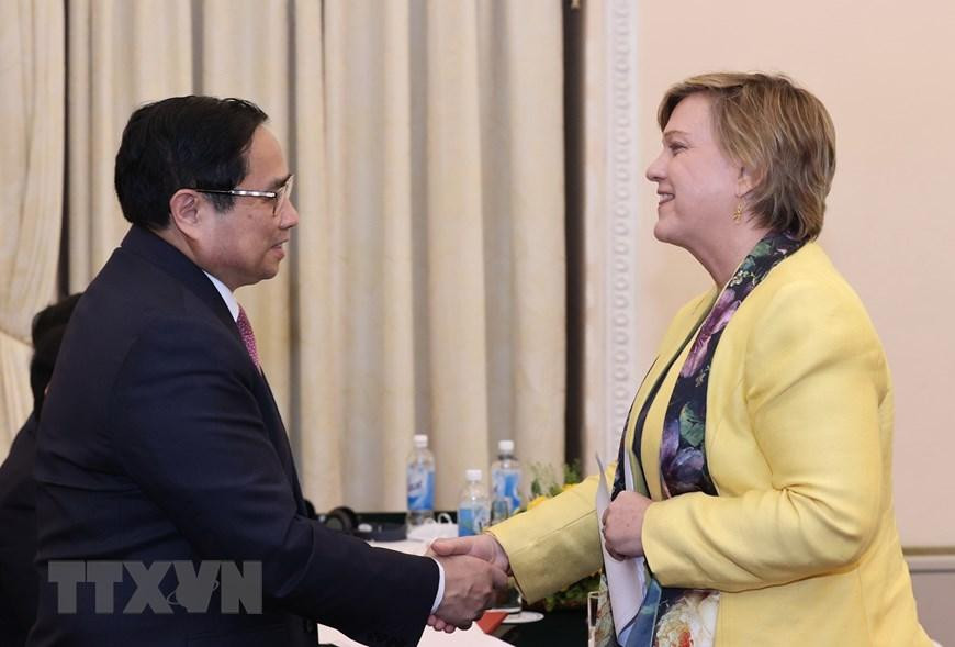 Thủ tướng Phạm Minh Chính và bà Rana Flowers, quyền Điều phối viên Liên Hợp Quốc, Trưởng đại diện Quỹ Nhi đồng Liên Hợp Quốc (UNICEF) tại Việt Nam. (Ảnh: Dương Giang/TTXVN)