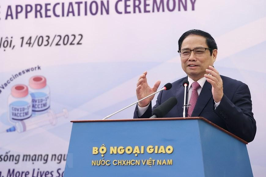 Thủ tướng cảm ơn các đối tác quốc tế đã hỗ trợ vắc xin phòng COVID-19 cho Việt Nam. (Ảnh: Dương Giang/TTXVN)