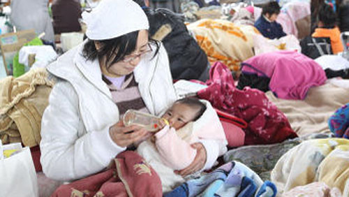 Một bà mẹ cho bé uống sữa trong một nhà tạm trú Ảnh: Rian. Một bà mẹ cho bé uống sữa trong một nhà tạm trú Ảnh: Rian