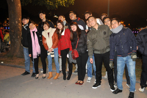 Các bạn trẻ chụp ảnh kỷ niệm bên Hồ Gươm dịp cuối năm