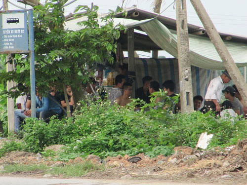 Nhóm côn đồ sau khi hành hung dân về ngồi ở quán nước cách hiện trường 500 m tới tận chiều 21-4