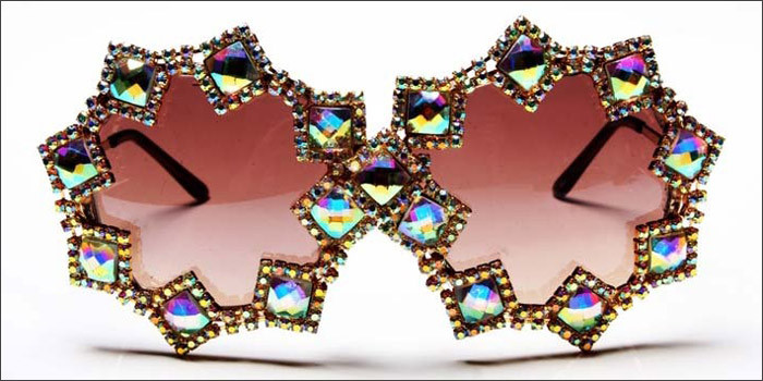 Kính chuồn đính đá quý màu vàng có giá 280 đô la Mỹ Kính mắt màu xám ghi với viền hoa nhựa tinh tế sang trọng có giá 400 đô la Mỹ Kính không số viền đá pha lê đen có giá 280 đô la Mỹ Kính mắt với viền xéo và dây đeo vàng đín lục lặc có giá 300 đô la Mỹ Kính mắt mèo với thiết kế tinh xảo và sang trọng có giá bán 270 đô la Mỹ Chiếc kính này có giá 280 đô la Mỹ Mẫu kính dành cho các ngôi sao với hình vương miện trên gọng được bán với giá 290$ Bạn cần chi 320 usd cho chiếc kính mắt mèo đính ngọc trai sáng loáng này 350 usd là giá cho chiếc kính "trăng sao" ngộ nghĩnh màu đen Những viên pha lê lớn khiến chiếc kính mắt mèo có giá tới 370 usd Kính dành cho các tín đồ thời trang rock-chic với những chiếc đầu lâu độc đáo mang tên Big Cartel có giá 350 usd Chiếc kính tên gọi Bleach có giá 250 usd Mẫu Bootsy_white có giá bán 275 usd Kính Ellington_black được bán với giá 250 usd Kính gọng đính hạt vàng có giá 800 usd Chiếc Lux_black này bạn cần chi 250 usd nếu muốn có nó Một thiết kế hoàn hảo mang têb Phillips_pastel, nó có giá 250 usd Chiếc Rockstar_gold được bán với giá 250 usd