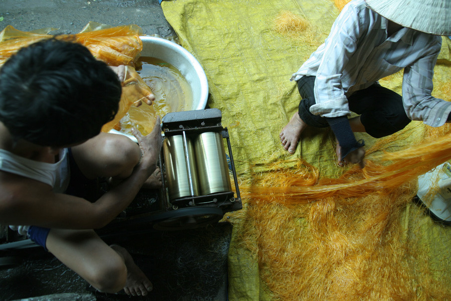 Những cỗ máy cắt miến đầy dầu mỡ này chưa bao giờ được vệ sinh kể từ khi mua về