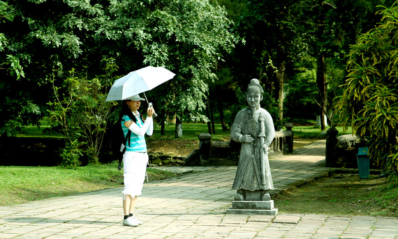 Du khách thăm quan và ghi lại hình ảnh một góc khung cảnh lăng 