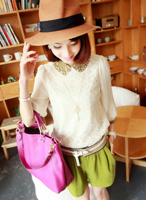 Trong tủ đồ nhà bạn hẳn không thể thiếu quần shorts. Với chức năng mang lại sự thoải mái, năng động cũng như giúp bạn gái “khoe” đôi chân thon cuốn hút, quần shorts lúc nào cũng được xếp vào list những món đồ cô nàng nào cũng phải có mỗi khi hè tới. Bạn sẽ vô cùng nổi bật cùng short hoa mang nhiều màu sắc được cách điệu với các họa tiết hoa nhỏ, to khác nhau. Bạn nên kết hợp short họa tiết hoa với áo có gam màu đơn sắc như màu đen, màu be, màu trắng... Khắc phục nhược điểm của quần short hơi thô cứng và chật chội hay những chiếc váy ngắn khiến chúng mình có thể gặp sự cố “hớ hênh” khi vận động, quần short váy là sự kết hợp hoàn hảo để teen girl khoe vẻ đáng yêu, xinh xắn mà cực kỳ thoải mái. Ngoài ra, các kiểu quần short màu sặc sỡ hay short đều có thể đem đến cho bạn gái nét trẻ trung năng động trong ngày hè.