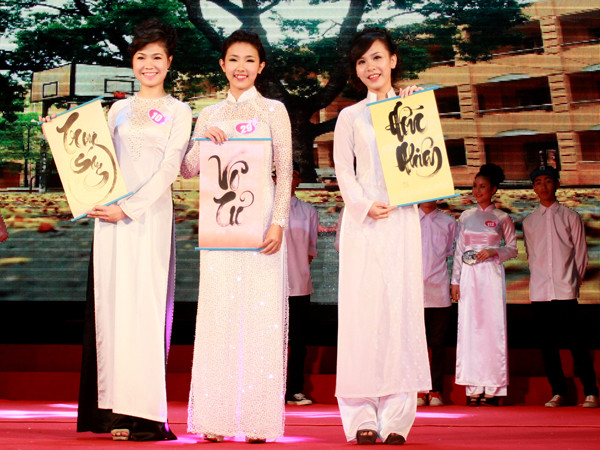 Các thí sinh trong trang phục áo dài trắng