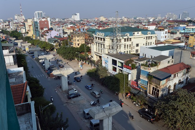 Các trụ đường tại tuyến phố Hào Nam đã hoàn thành nhưng chưa thể thi công các hạng mục tiếp theo. Theo thiết kế, tuyến đường sắt đô thị này sẽ có 12 nhà ga trên cao với 421 trụ 