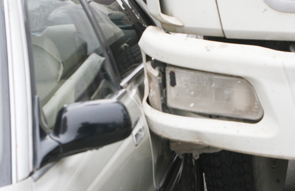 Chiếc ô tô con bị bẹp một bên cửa