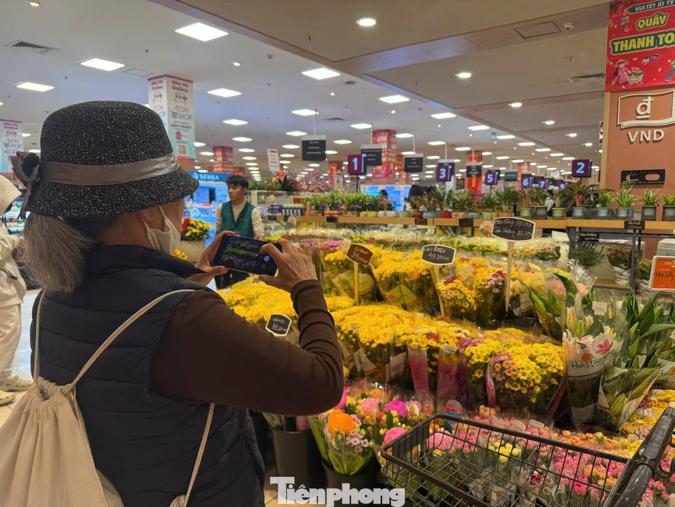 Trao đổi với PV Tiền Phong, chị Thu (Hà Nội) cho biết, chị chỉ đến TTTM chơi, ăn uống rồi đi về chứ không có nhu cầu mua sắm do giá quá cao.