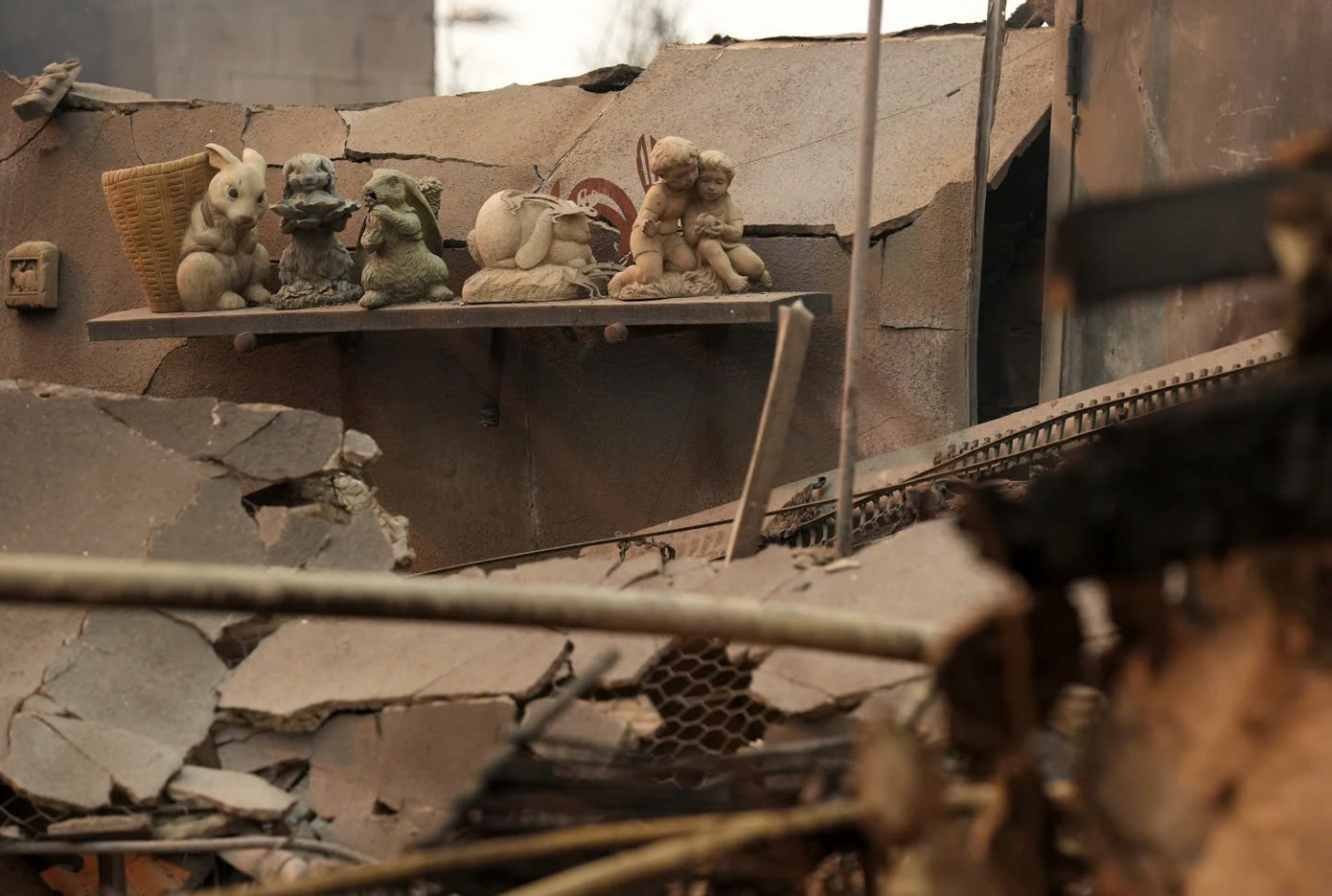 Bảo tàng Thỏ lớn nhất thế giới ở Los Angeles thành bãi phế liệu sau vụ cháy rừng. Ảnh: AP.