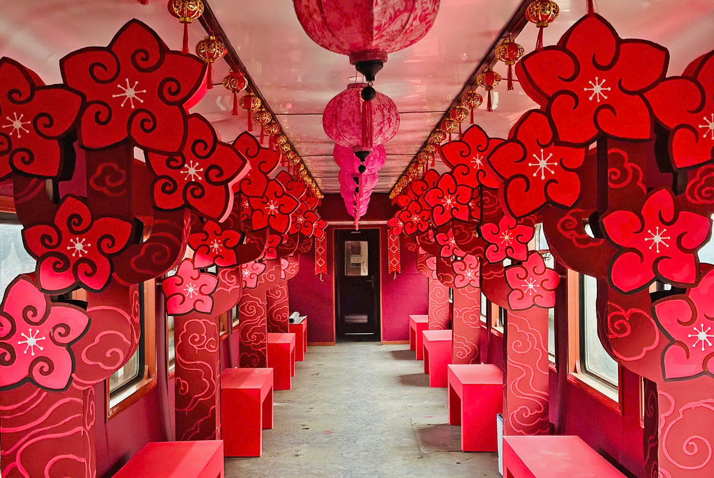 Nội thất toa xe trên "Chuyến tàu mùa Xuân" thiết kế biểu tượng hoa đào và hoa mai tượng trưng cho Tết của hai miền Bắc - Nam, hứa hẹn là điểm check in gây “sốt” trên tàu. Ảnh: VNR. Nội thất toa xe trên "Chuyến tàu mùa Xuân" thiết kế biểu tượng hoa đào và hoa mai tượng trưng cho Tết của hai miền Bắc - Nam, hứa hẹn là điểm check in gây “sốt” trên tàu. Ảnh: VNR.