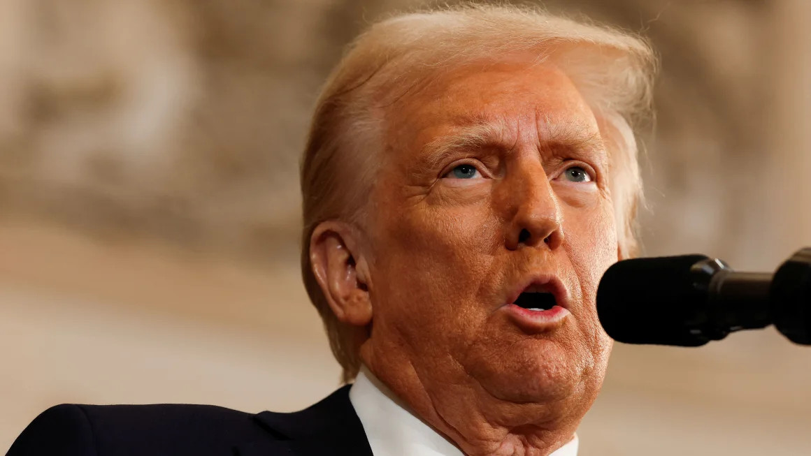 Tổng thống Donald Trump vừa rút Mỹ khỏi Thỏa thuận Paris ngay ngày đầu tiên ông trở lại Nhà Trắng hôm 20/1. Ảnh: CNN.