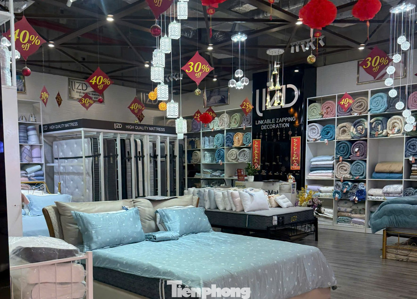 Nhân viên cửa hàng chăn ga, gối đệm tại Aeon Mall Long Biên ngao ngán nói rằng, thời điểm này năm trước khách hàng xem và mua hàng đông, thậm chí có lúc quá tải, không đủ nhân sự tư vấn, bán hàng. Tuy nhiên, năm nay khách ghé cửa hàng rất ít.