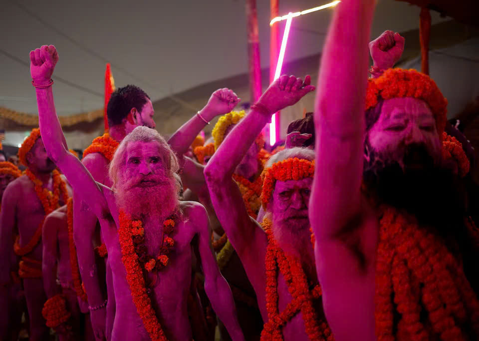Theo Reuters, các nhà khổ hạnh của đạo Hindu (Naga sadhu) đã khỏa thân, bôi tro thánh trước khi lao xuống dòng nước lạnh “cắt da cắt thịt” trong lễ "Tắm hoàng gia" tại lễ hội Maha Kumbh Mela, để được xá tội. Ảnh: AP. Theo Reuters, các nhà khổ hạnh của đạo Hindu (Naga sadhu) đã khỏa thân, bôi tro thánh trước khi lao xuống dòng nước lạnh “cắt da cắt thịt” trong lễ "Tắm hoàng gia" tại lễ hội Maha Kumbh Mela, để được xá tội. Ảnh: AP.