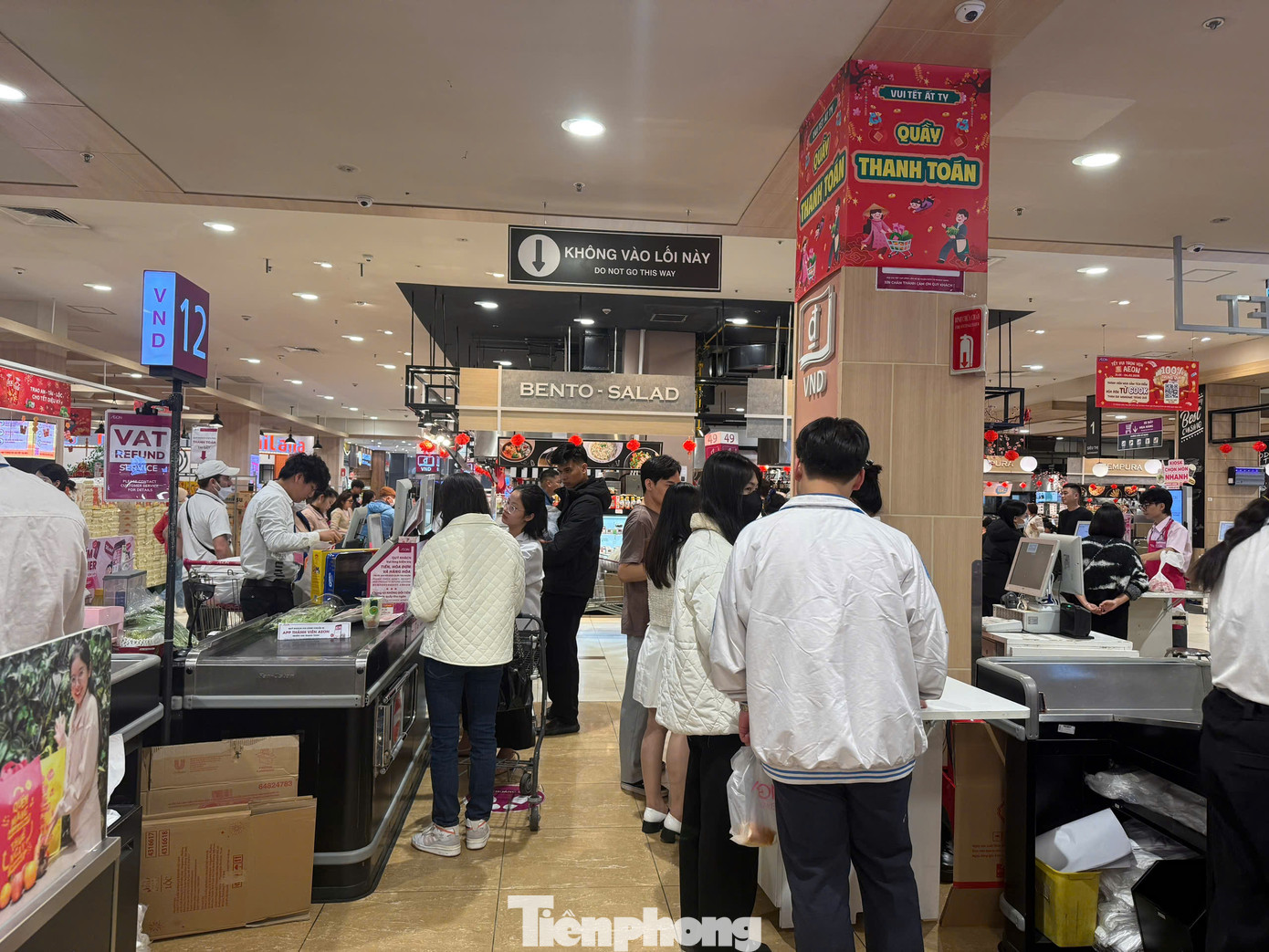 Do lượng khách ra vào TTTM ít, nên không còn cảnh xếp hàng dài đợi thanh toán như mọi năm.