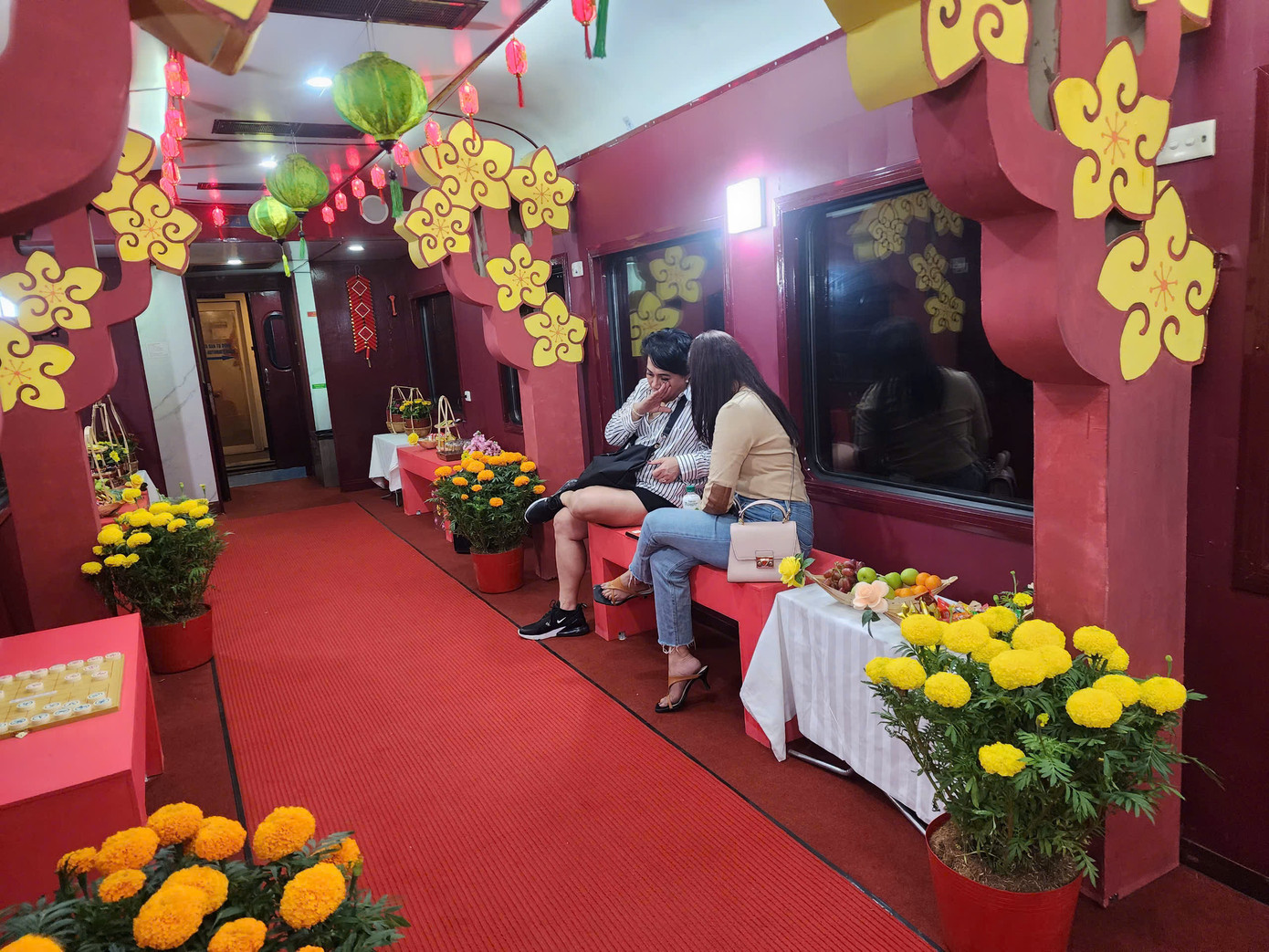 "Chuyến tàu Xuân" đêm giao thừa năm nay còn thu hút sự tham gia của nhiều du khách nước ngoài.