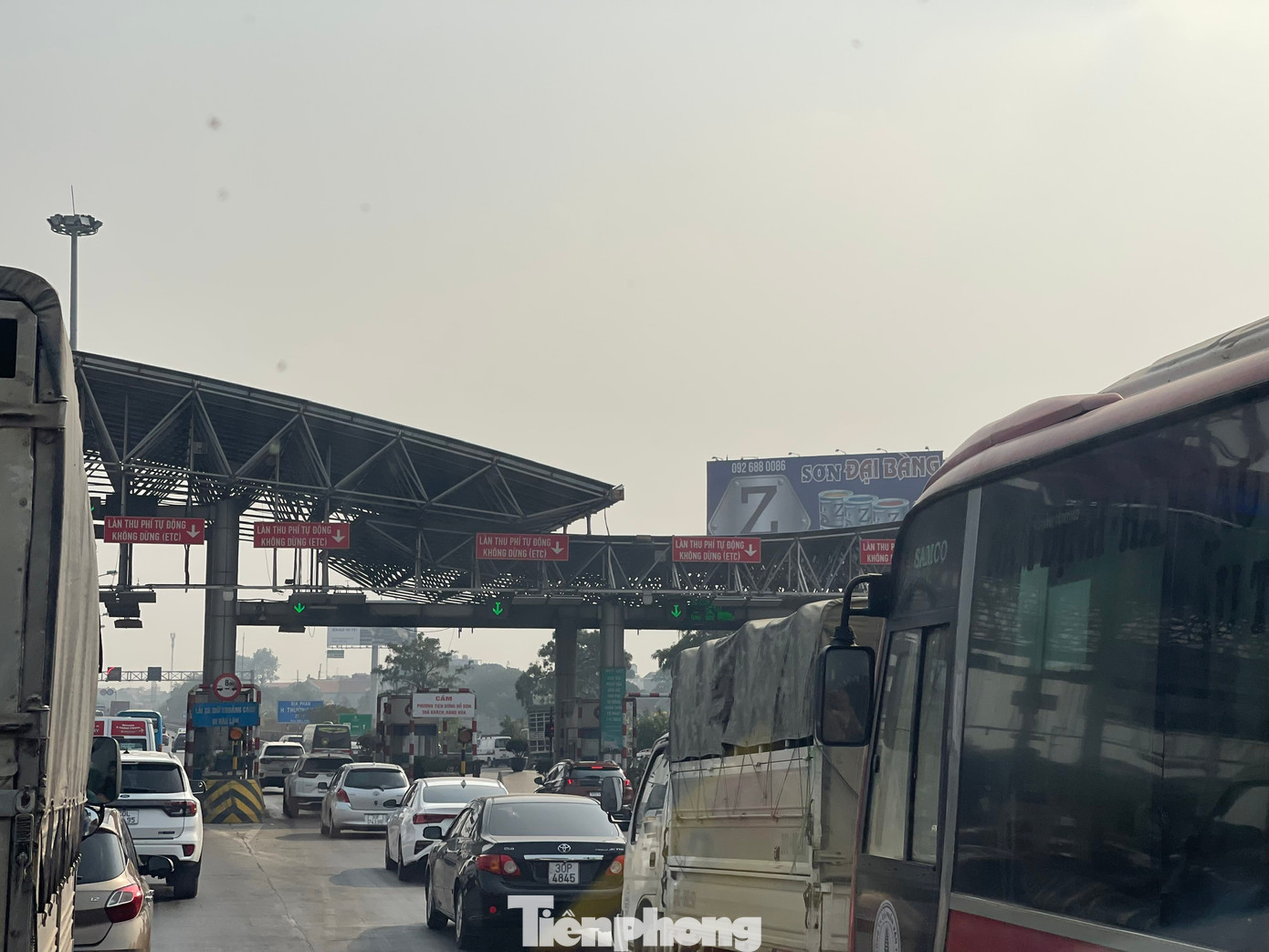 Giao thông cao điểm Tết luôn đông đúc. Ảnh: Lộc Liên. Giao thông cao điểm Tết luôn đông đúc. Ảnh: Lộc Liên.