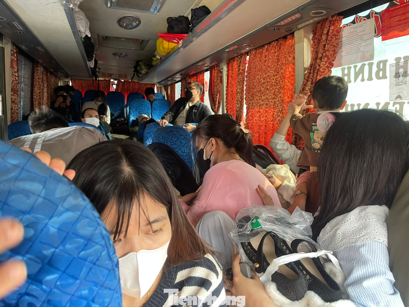 Bên cạnh giá vé tăng cao, nhiều nhà xe còn xuất hiện tình trạng nhồi nhét khách cùng với đồ đạc. Ảnh: Lộc Liên. Bên cạnh giá vé tăng cao, nhiều nhà xe còn xuất hiện tình trạng nhồi nhét khách cùng với đồ đạc. Ảnh: Lộc Liên.