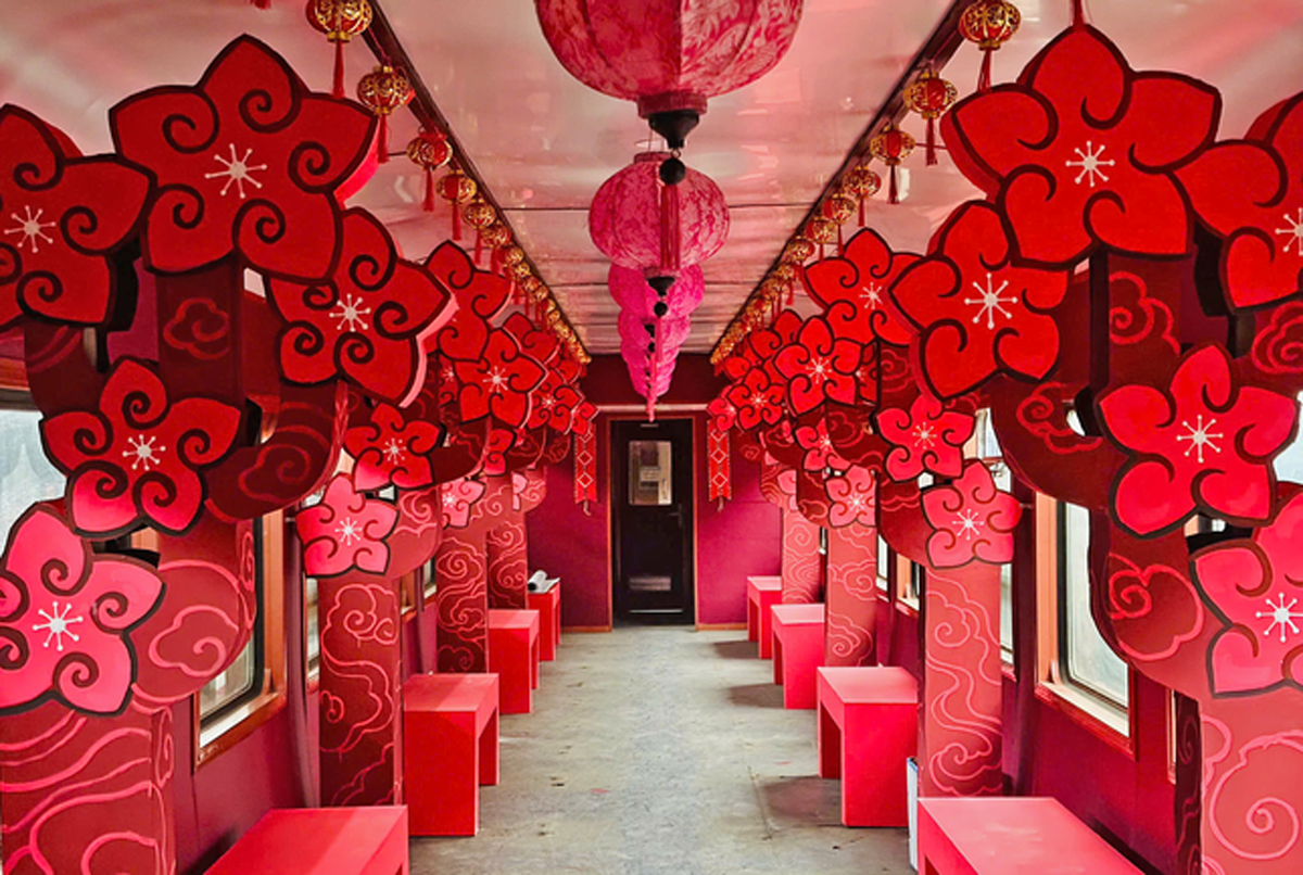 Ngành đường sắt Việt Nam vừa tổ chức 2 đoàn tàu mang tên “Chuyến tàu Xuân” có hành trình từ Hà Nội vào TPHCM và ngược lại. Trong đó, tàu SE1 xuất phát ga Hà Nội lúc 22h10 và tàu SE4 xuất phát ga Sài Gòn lúc 19h30 ngày 28/1.