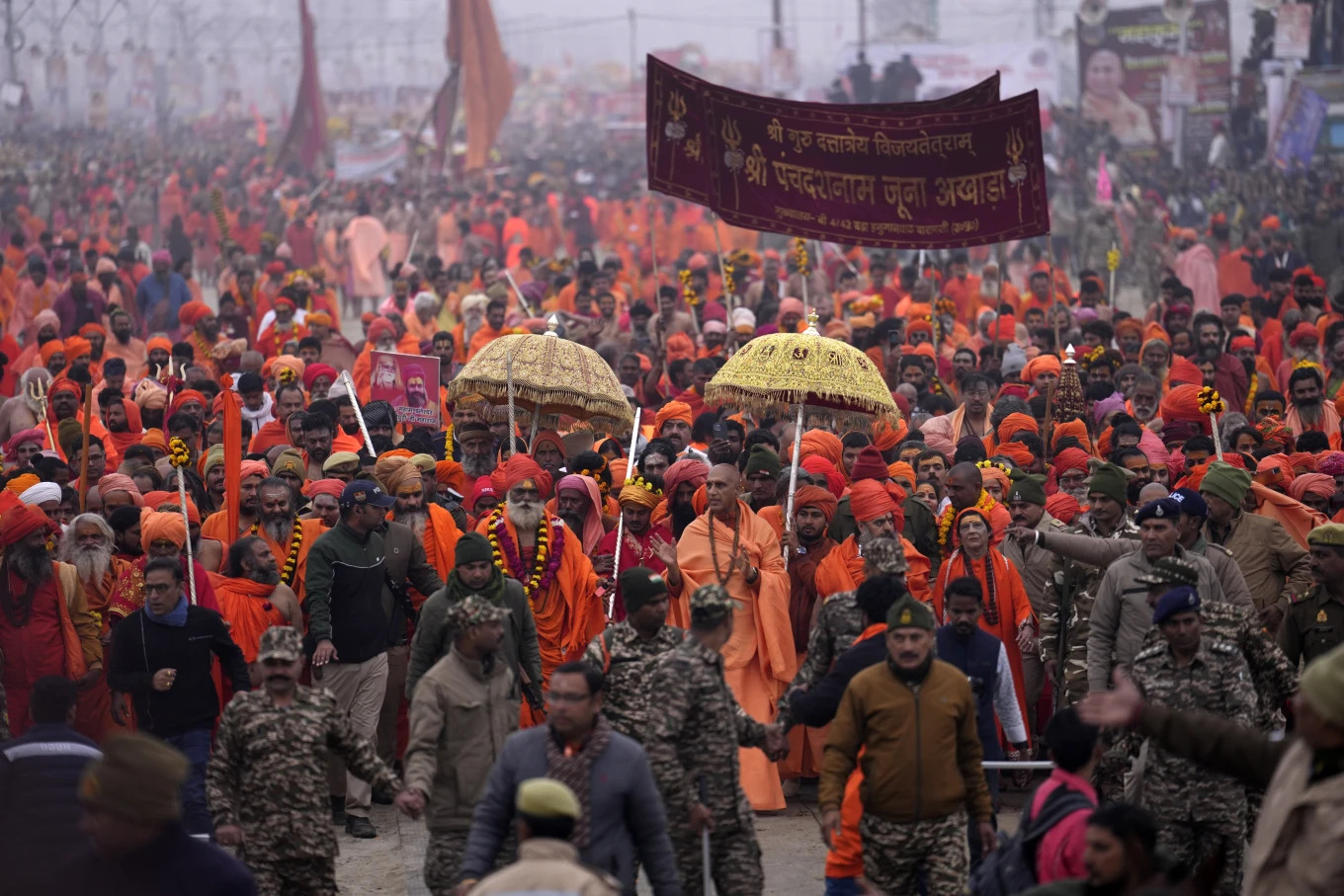 Khoảng 50.000 nhân viên an ninh được triển khai trong thành phố tạm, để duy trì trật tự và quản lý đám đông cho lễ hội diễn ra trong 45 ngày (từ 13/1 - 26/2). Ảnh: AP.