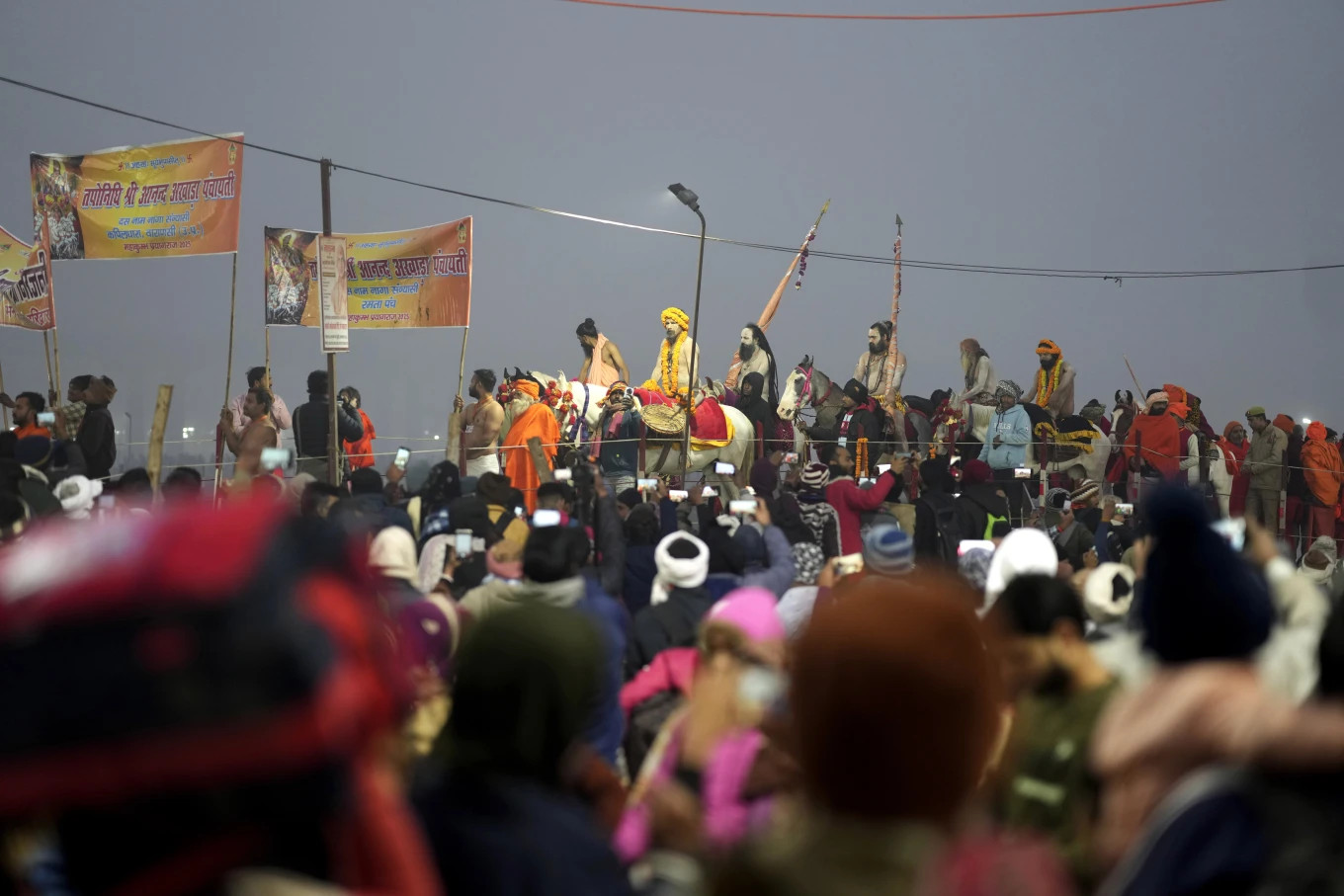 Khoảng 50.000 nhân viên an ninh được triển khai trong thành phố tạm, để duy trì trật tự và quản lý đám đông cho lễ hội diễn ra trong 45 ngày (từ 13/1 - 26/2). Ảnh: AP.