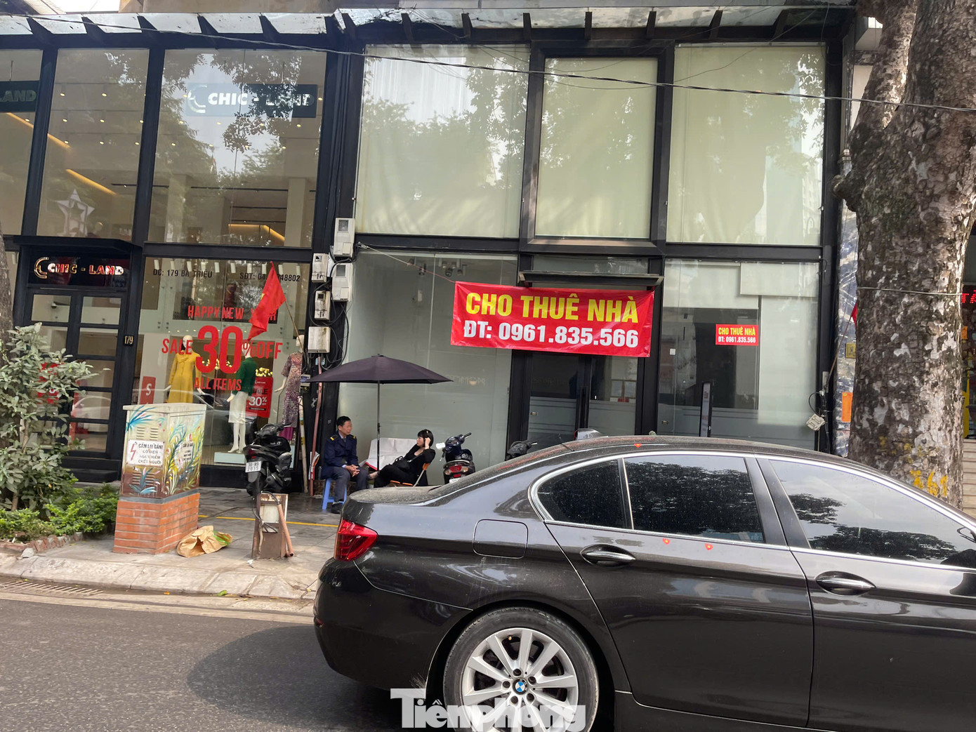 Không chỉ các TTTM, nhiều cửa hàng thời trang trên những con phố đắc địa tại Hà Nội như Bà Triệu, Tràng Tiền, Chùa Bộc cũng “ế ẩm” dịp Tết. Thậm chí nhiều nơi đã trả mặt bằng trước Tết vì vắng khách nên không thể kham nổi chi phí thuê nhà.