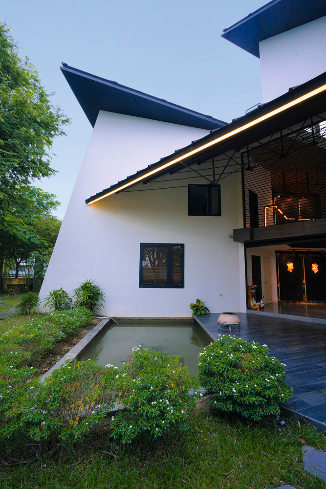 Sự kết hợp độc đáo của các không gian sử dụng chức năng tạo nên một hình dạng độc đáo và khác biệt, đáp ứng hoàn toàn nhu cầu của chủ nhà.