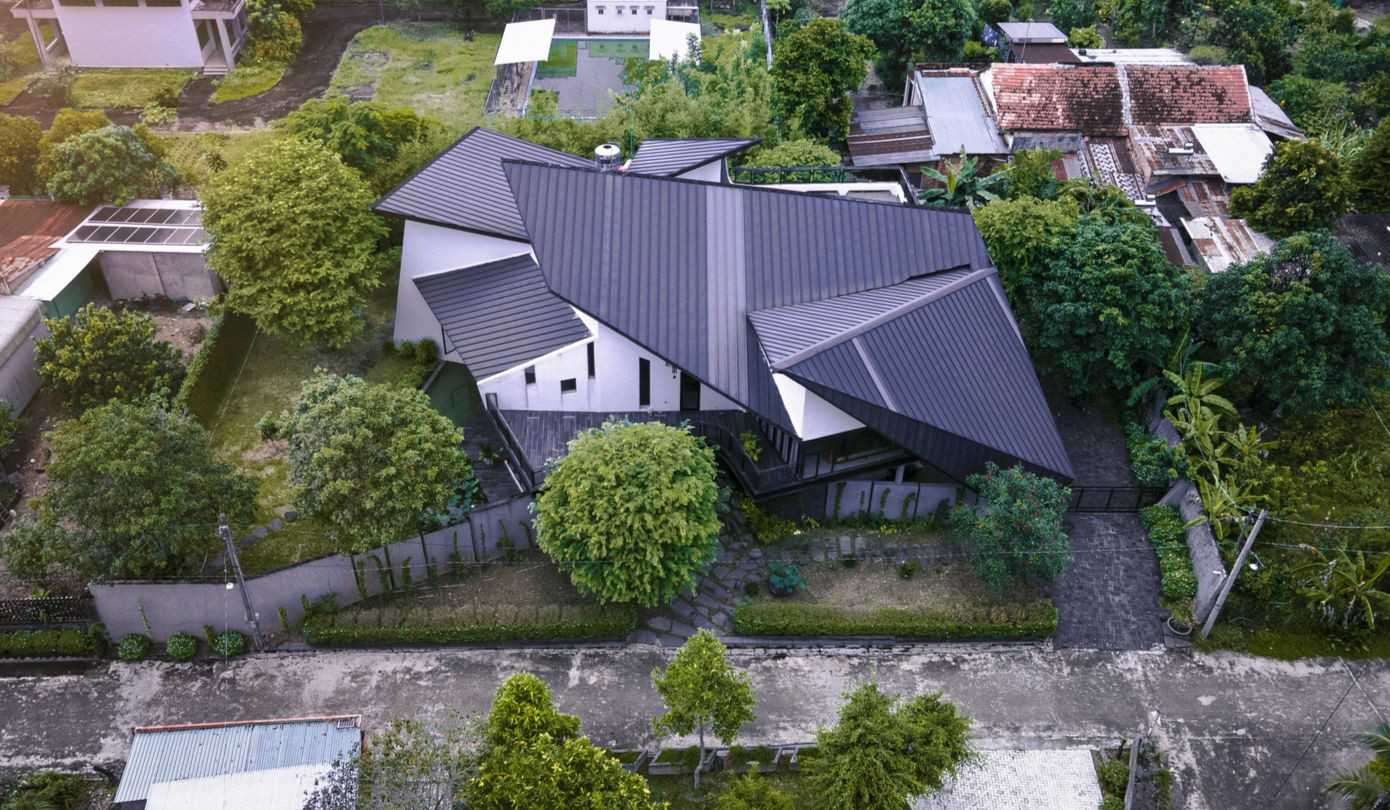 Thiết kế cũng không quên đưa vào một số kỷ niệm thời thơ ấu của chủ nhà, như mái nhà tượng trưng cho những cánh diều bay lượn trên đồng cỏ đầy gió và nắng.