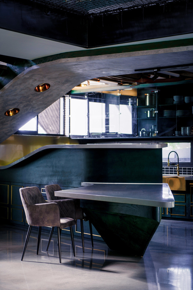 Không chỉ chú trọng vào mặt bằng bố trí, về mặt phân chia, bếp cũng được ưu tiên với độ cao và sử dụng quạt trần. Điều này giúp giải quyết khá tốt lượng nhiệt tỏa ra khi nấu ăn.