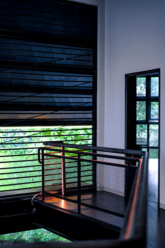 Không chỉ chú trọng vào mặt bằng bố trí, về mặt phân chia, bếp cũng được ưu tiên với độ cao và sử dụng quạt trần. Điều này giúp giải quyết khá tốt lượng nhiệt tỏa ra khi nấu ăn.