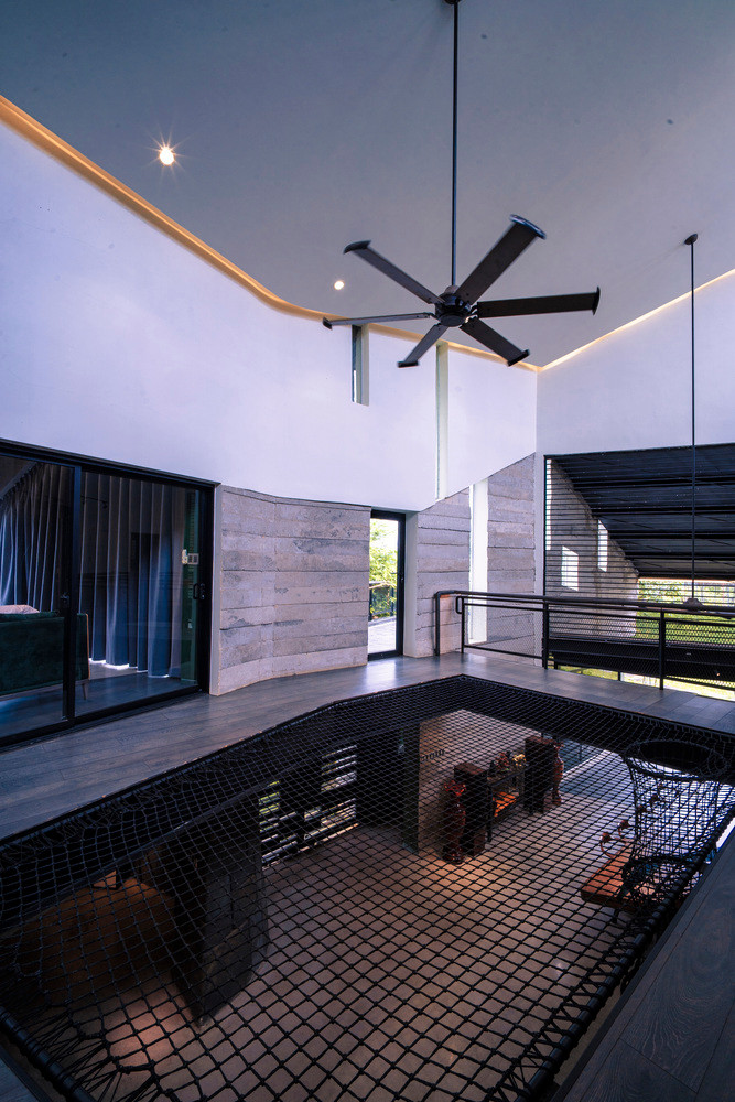 Không chỉ chú trọng vào mặt bằng bố trí, về mặt phân chia, bếp cũng được ưu tiên với độ cao và sử dụng quạt trần. Điều này giúp giải quyết khá tốt lượng nhiệt tỏa ra khi nấu ăn.